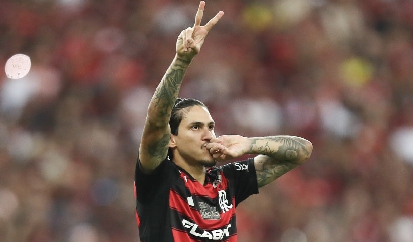 Flamengo goleia o Corinthians e lidera o Campeonato Brasileiro