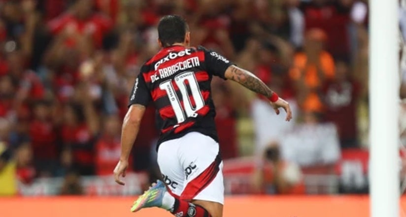 Flamengo vence Bahia e seca Palmeiras para seguir líder do Brasileirão