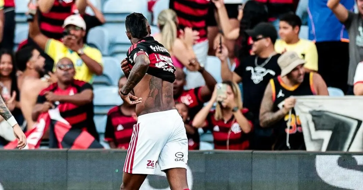 Bruno Henrique exibe tatuagem da Libertadores e provoca River Plate em amistoso