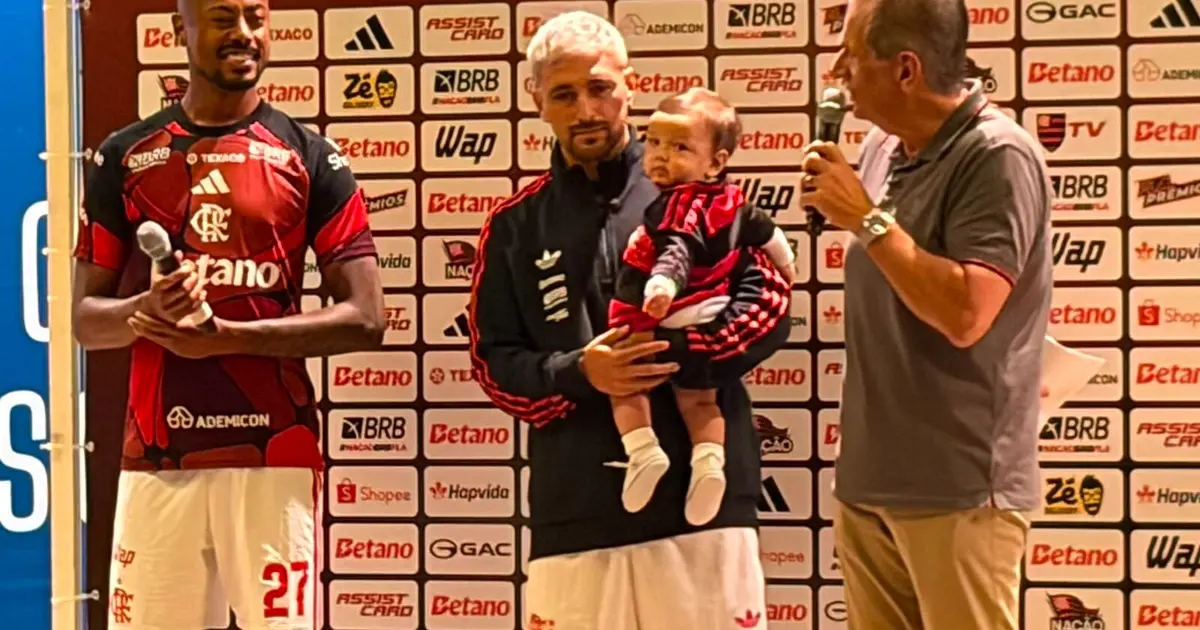 Flamengo presta homenagem a Arrascaeta com busto em sua sede