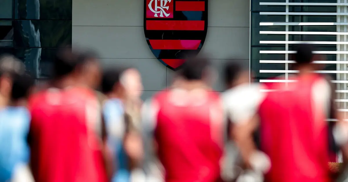 Flamengo enfrenta desafios financeiros e busca crédito para reforços importantes