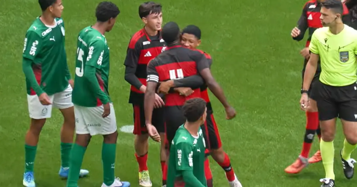Flamengo vence Palmeiras com gol de zagueiro e provoca rival na base