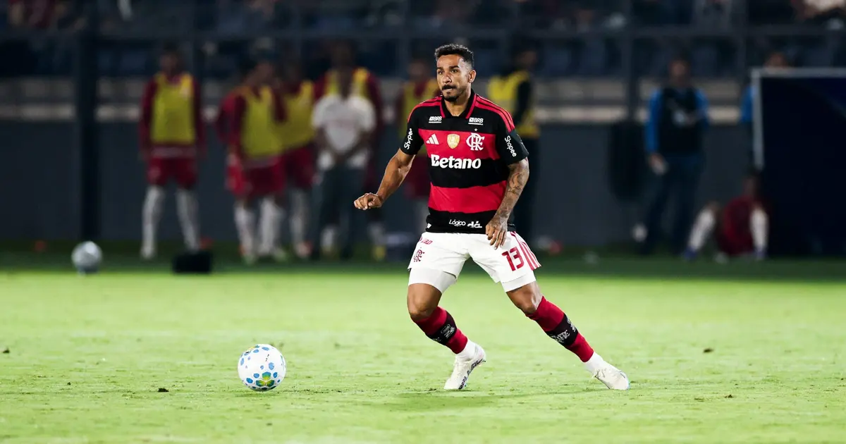 Danilo fala sobre ambiente positivo no Flamengo e preparação para clássico