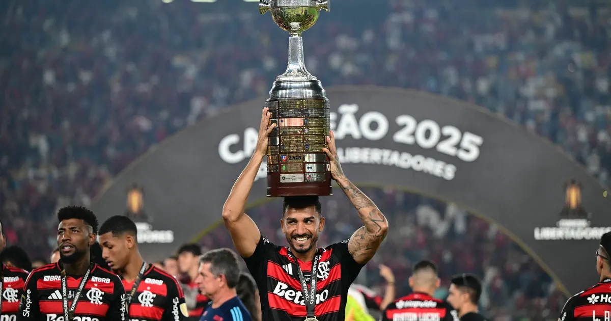 Danilo aguarda renovação no Flamengo e projeta futuro até 2027