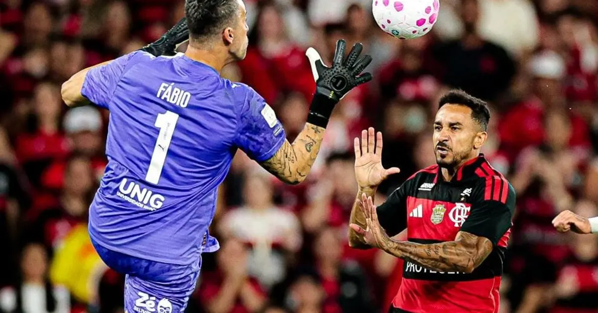 Danilo é levado ao hospital após choque no Fla-Flu deste domingo